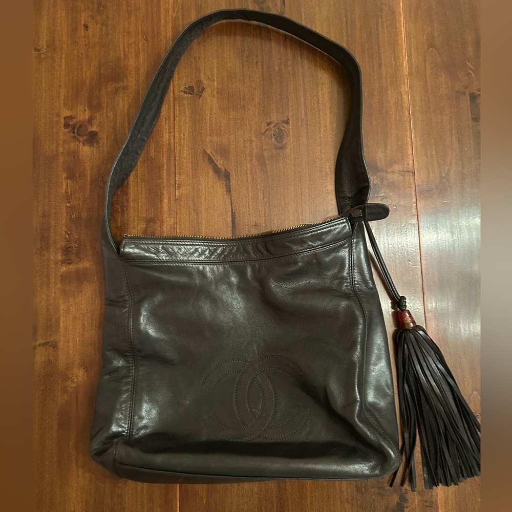 CHANEL Black Leather Shoulder Bag with Tassel - Picture 4 of 13
